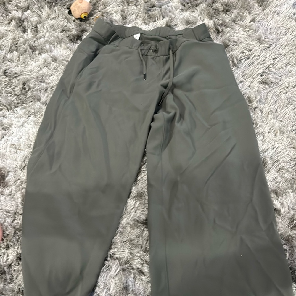 Gray Lululemon wide leg pants size 10 cropped